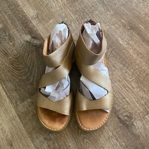 Born BR0018310 Gold Leather Gladiator Sandals Zip Back Women’s 9M Comfort Casual